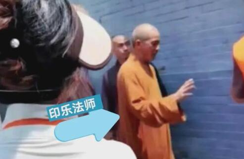 有记者蹲守少林寺直播：新住持首次公开露面