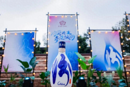 “汾瓷共生·青花焕潮”汾酒城市快闪在景德镇举行